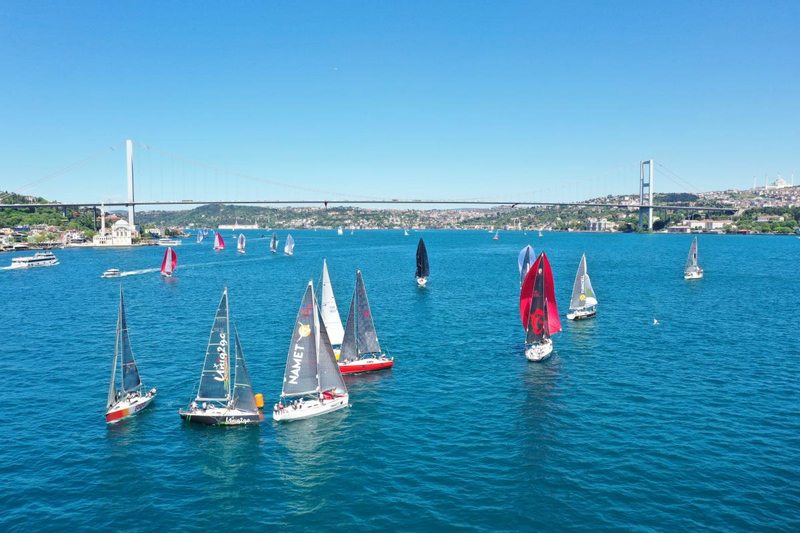 İstanbul Boğazı`nda yelken şöleni yaşandı