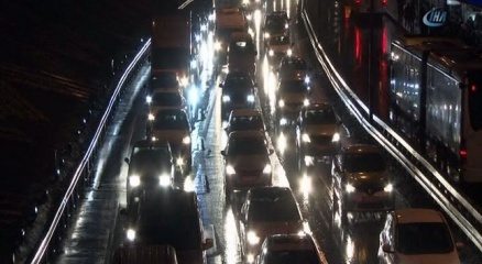 İstanbul?da kar yağışıyla birlikte trafik durma noktasına geldi