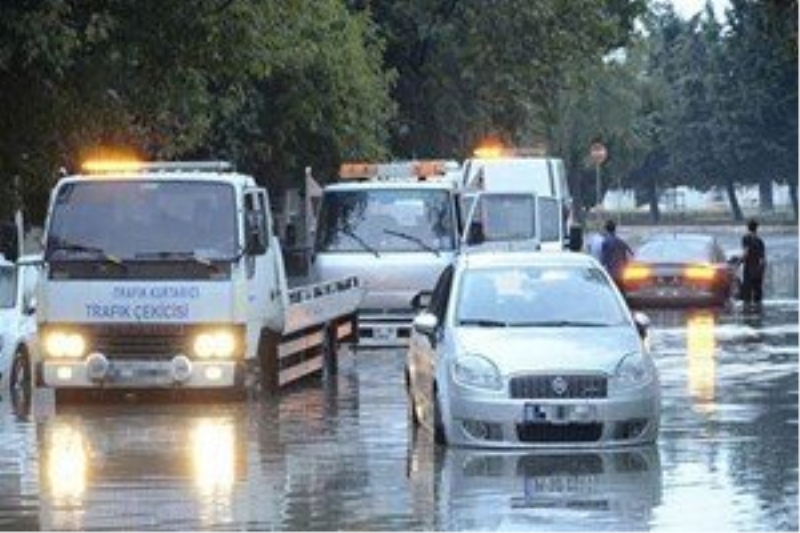 İstanbul`da yol çöktü: 10 araç hasar gördü