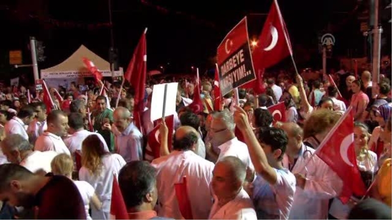 İstanbul Eğitim ve Araştırma Hastanesi Doktorları Saraçhane Parkı`nda `Demokrasi Nöbeti`Ne Katıldı