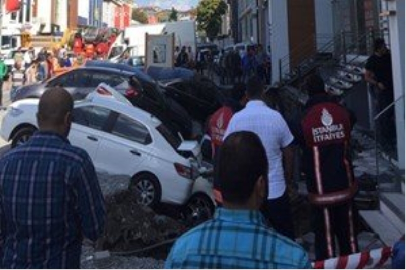 İstanbul Merter`de yol çöktü