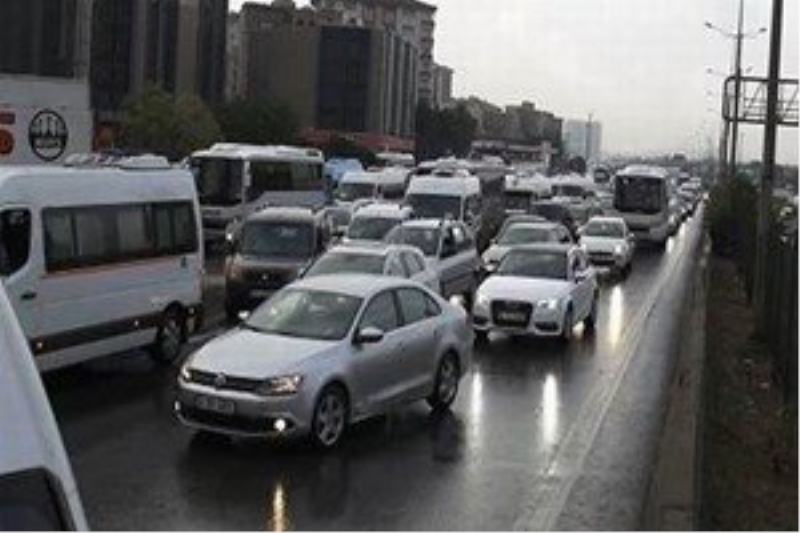 İstanbul trafiğini yaz yağmuru vurdu!...