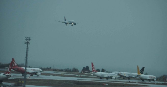 İstanbul`a gelen uçaklar Edremit`e yönlendirildi