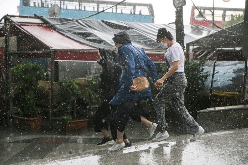 İstanbul`da camları titreten gök gürültüsü! Gün bir anda geceye döndü