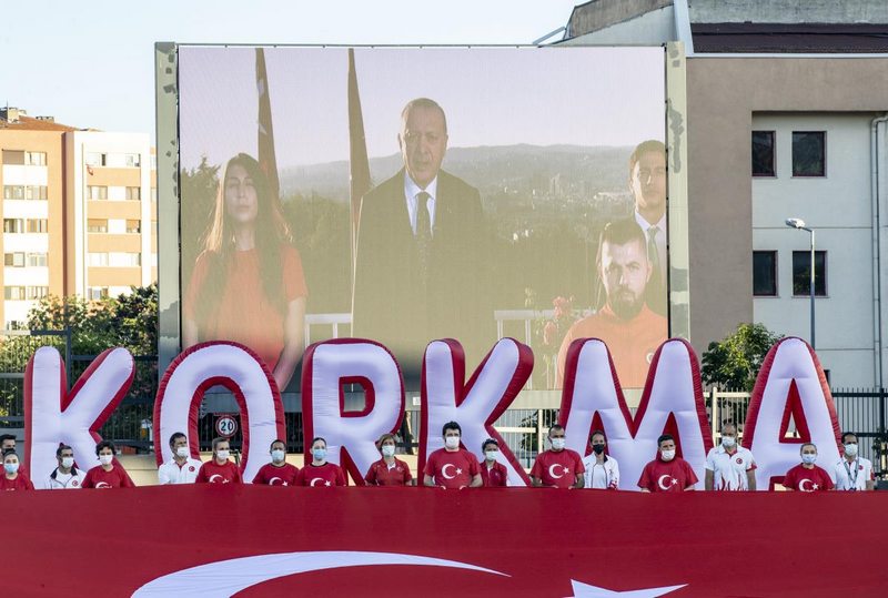 İstanbul`da saat 19.19`da balkonlardan İstiklal Marşı okundu