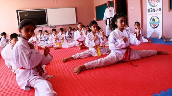 İstanbul?dan geldi, köy çocuklarına ücretsiz karate öğretiyor