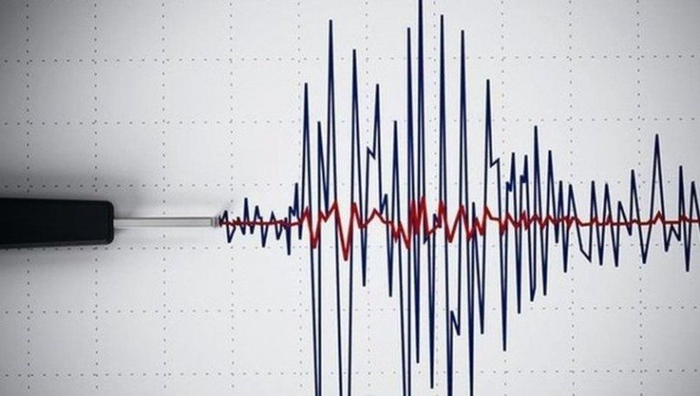 İZMİR`DE KORKUTAN DEPREM