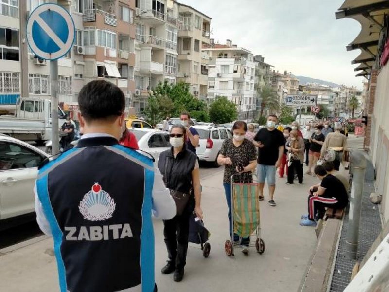 İzmir`de tam kapanmada ilk kez açılan pazar yerlerine yoğun ilgi