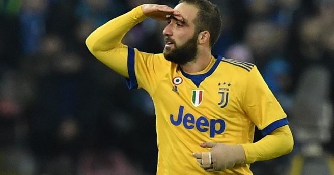 Juventus Napoli`yi devirdi, Serie A karıştı