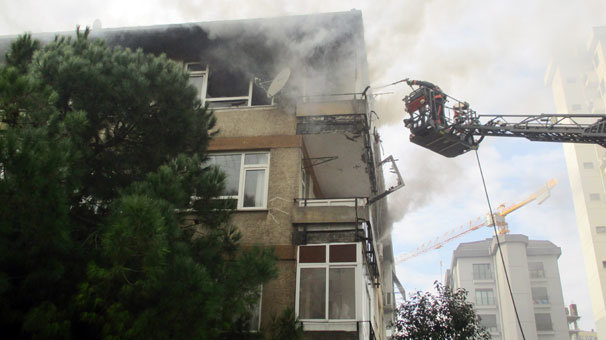 Kadıköy`de 4. kattaki daire alev alev yandı