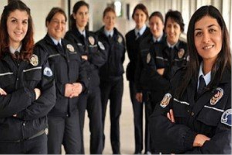 Kadın polisler başörtülü görev yapabilecek!