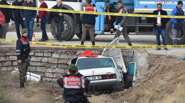 Kamyonetten düşen panolar dehşet yarattı: 3 ölü