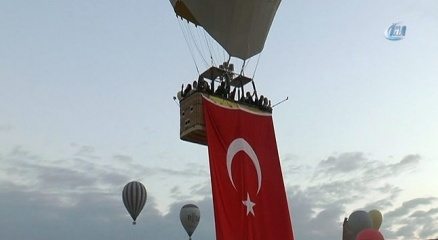 Kapadokya?da balonlar Cumhuriyet Bayramı için havalandı