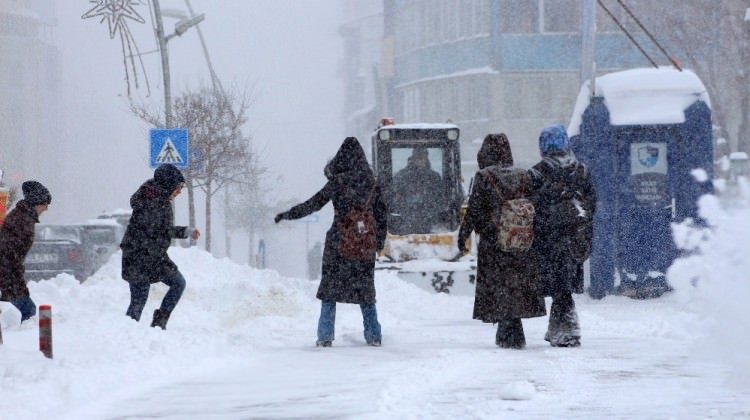 Kar yağışı vatandaşlara zor anlar yaşattı