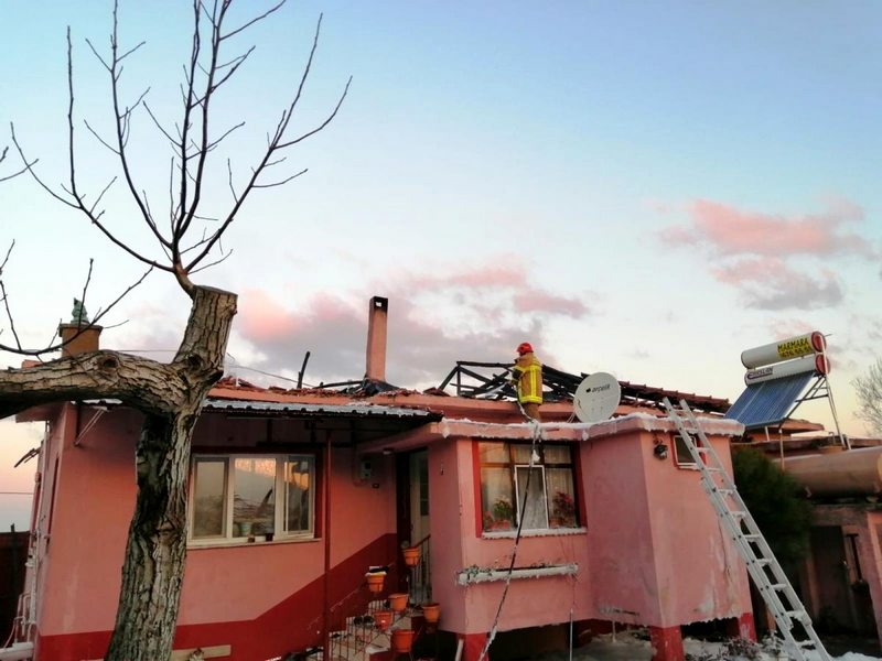 Karacabey`de tek katlı ev yandı