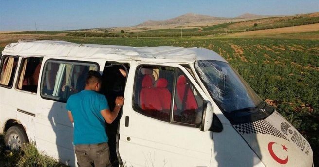 Karaman`da tarım işçilerini taşıyan minibüs devrildi
