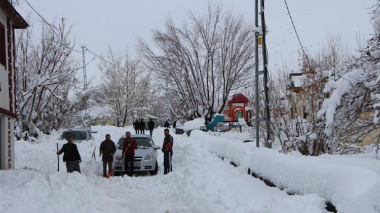 Karlıova'da eğitime kar engeli