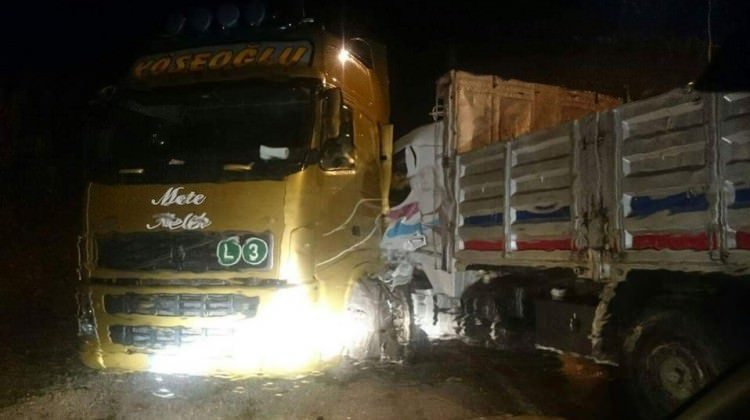 Kastamonu'da TIR ile kamyon çarpıştı