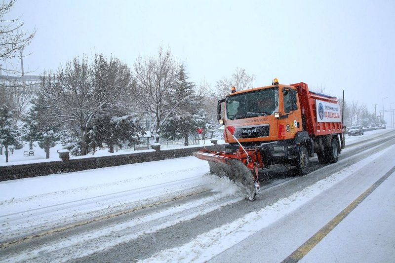 Kayseri`de karla mücadele çalışmaları sürüyor