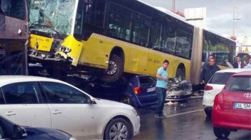 Kaza yapan metrobüsün içindeki kavga kamerada!