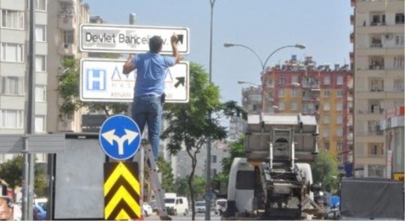 Kenan Evren yazan levhalar söküldü