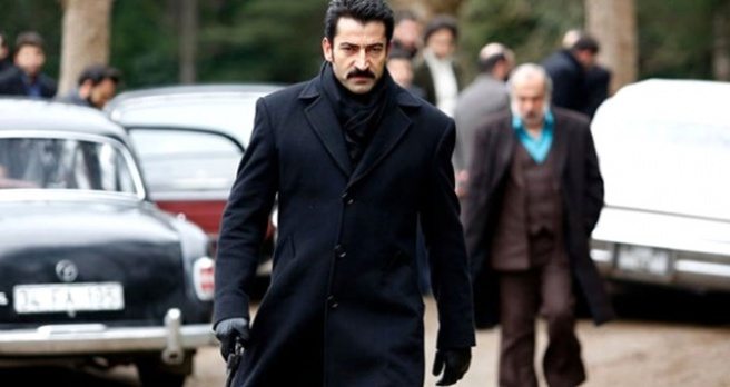 Kenan İmirzalıoğlu Yeni Rolü İçin Saçlarını ve Bıyıklarını Kahverengiye Boyattı