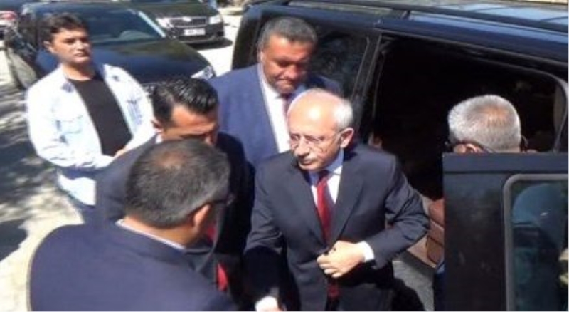 Kılıçdaroğlu, Ömer Halisdemir?in baba evini ziyaret etti