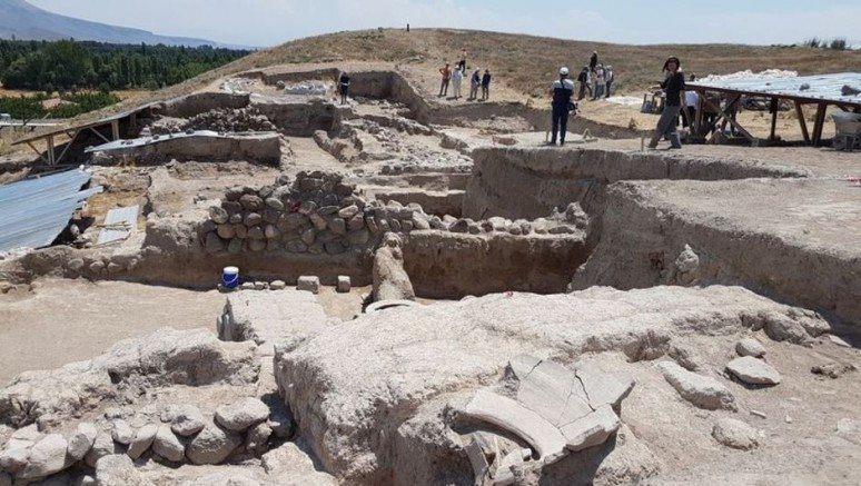 Kınık Höyük`te bir tapınak daha bulundu