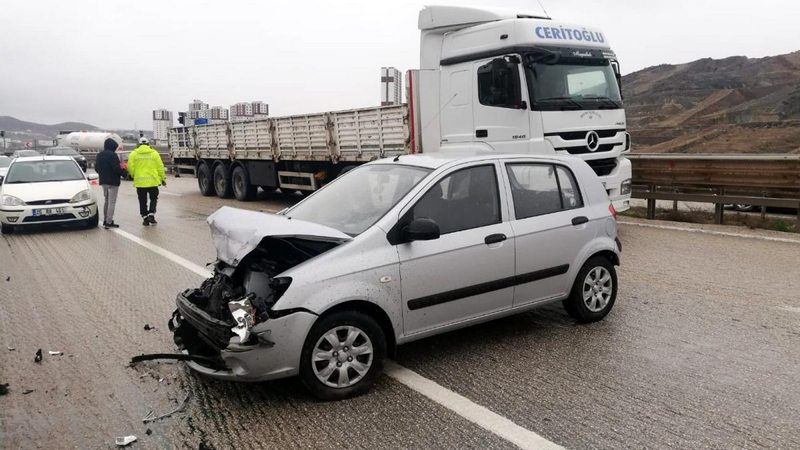 Kırıkkale`de iki otomobil çarpıştı: 2 yaralı