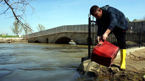 Kırkpınar Er Meydanı`na sürüklenen balıklar nehre salındı