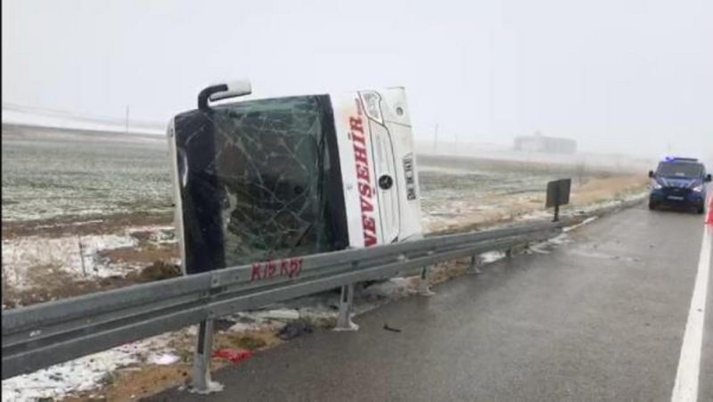 Kırşehir`de yolcu otobüsü devrildi: 13 yaralı