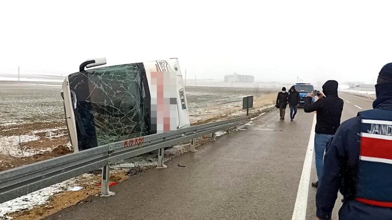 Kırşehir`de yolcu otobüsü devrildi: 14 yaralı