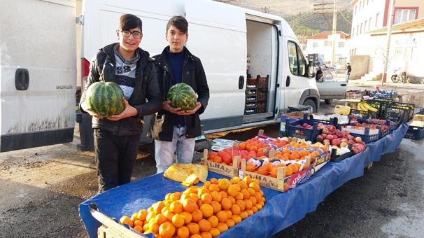 Kışın ortasında karpuz satıyor