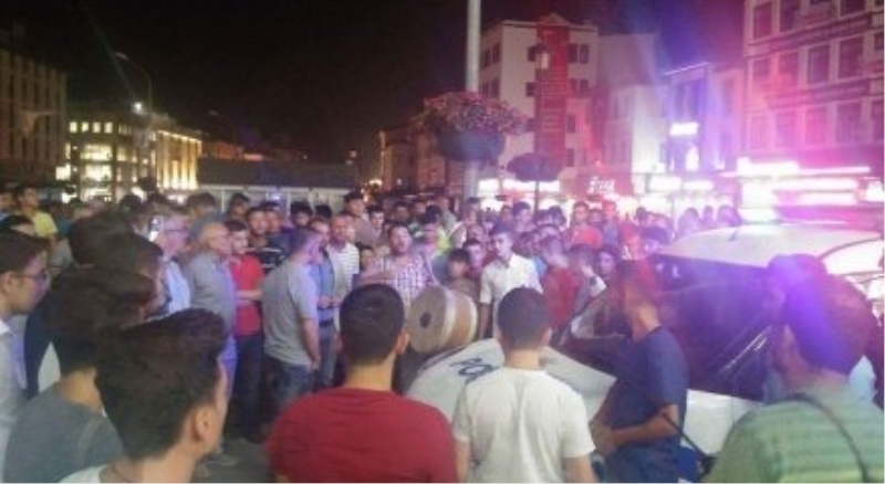 Konya?daki elektrik kesintisi nedeniyle bazı vatandaşlar Valilik önünde toplandı