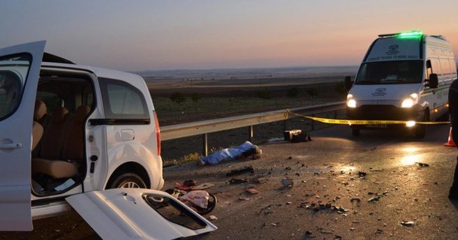 Konya`da hafif ticari araç kamyona çarptı: 3 ölü