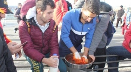 Köprüde çiğ köfte yoğuran gençler ilgi odağı oldu