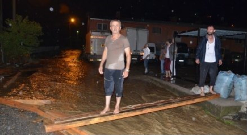 Köprüyü sel aldı, yaklaşık 40 hane mahsur kaldı