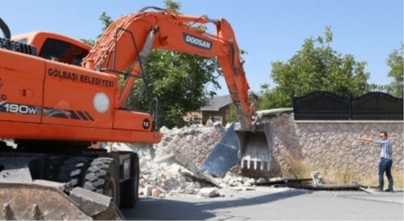 Koza İpek?in malikanesinin duvarı mehter müziği eşliğinde yıkıldı