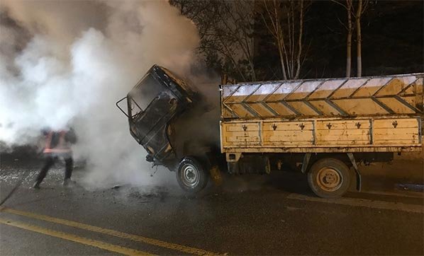 Kundaklandığı iddia edilen kamyonet alev alev yandı