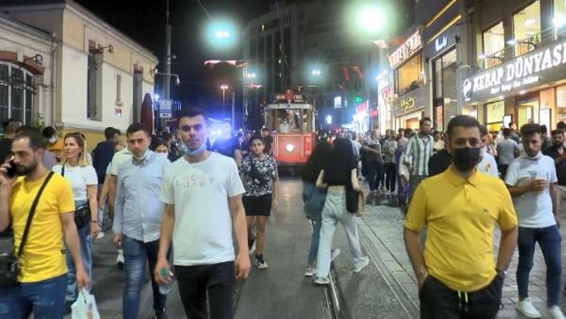 Kurban Bayramı`nın son gününde vatandaşlar taksim meydanı`na akın etti