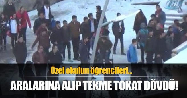 Lise öğrecileri aralarına aldıkları genci tekme tokat dövdü