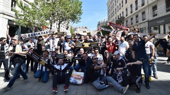 Lyon sokaklarını Beşiktaş Çarşı`ya çevirdiler!