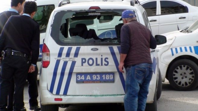 Maltepe`de polis araçlarına saldırdılar
