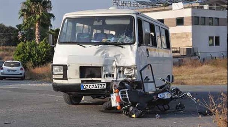 Manavgat?ta motosikletle minibüs çarpıştı: 2 ölü