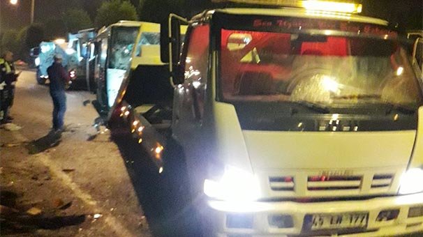 Manisa`da TIR işçi servisine çarptı: 1 ölü, 24 yaralı