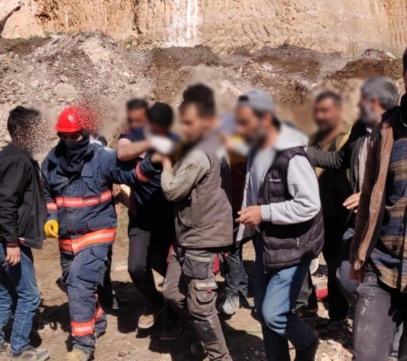 Mardin`de iş makinesinin üzerine kaya düştü: 1 ölü, 1 yaralı