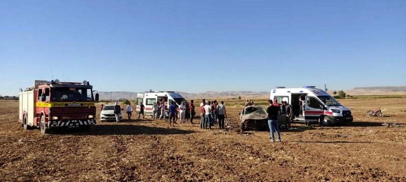 Mardin`de kontrolden çıkan otomobil takla attı: 2 yaralı