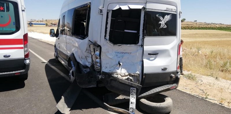 Mardin`de öğretmenleri taşıyan minibüs ile kamyonet çarpıştı
