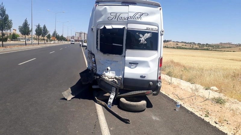 Mardin`de pikap öğretmen servisi ile çarpıştı: 7`si öğretmen 9 yaralı