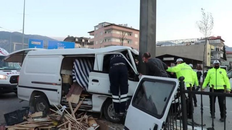 metal yönlendirme direğine çarpan panelvanın sürücüsü ağır yaralandı